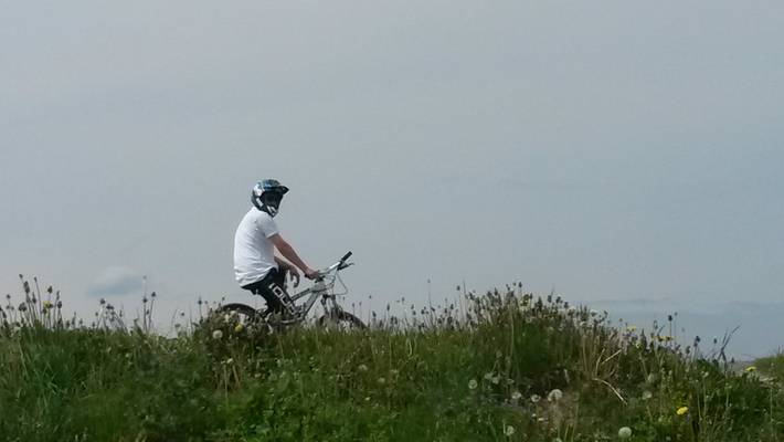 Bild zeigt Radfahrer mit Helm